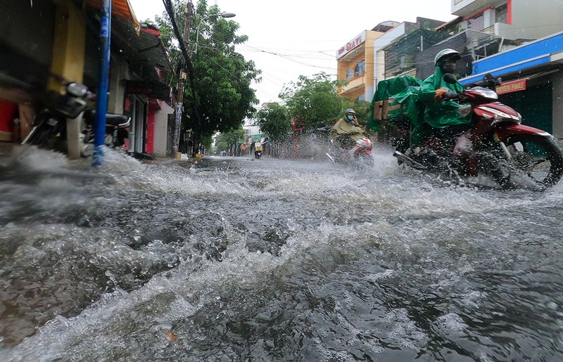 Chùm ảnh: Sau cơn mưa lớn 1 số đường ở quận 12, TP.HCM bị ngập - ảnh 7