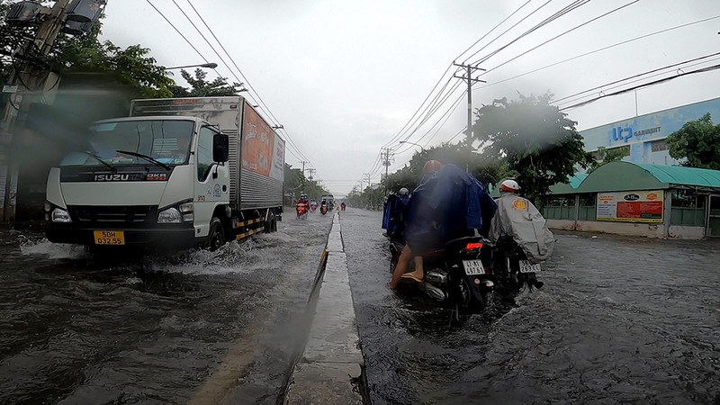 Chùm ảnh: Sau cơn mưa lớn 1 số đường ở quận 12, TP.HCM bị ngập - ảnh 1