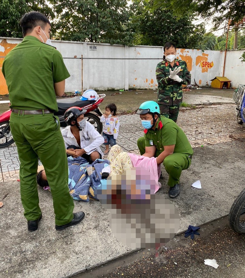 Công an trực chốt ở quận Bình Tân đỡ đẻ cho sản phụ ngay trên đường - ảnh 1