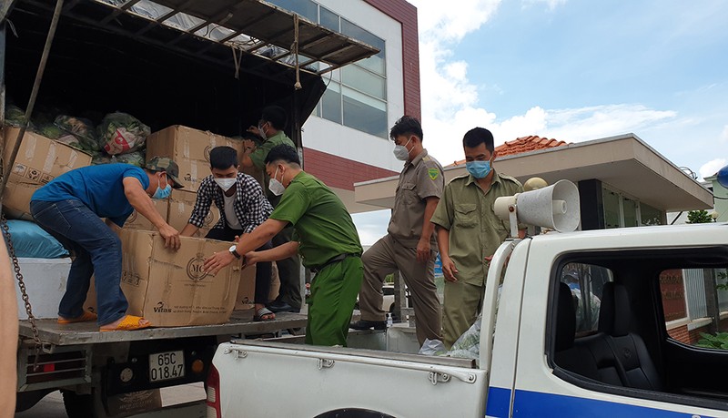 Công an quận Bình Tân tiếp nhận quà hỗ trợ và chuyển đến tận tay giúp dân - ảnh 2