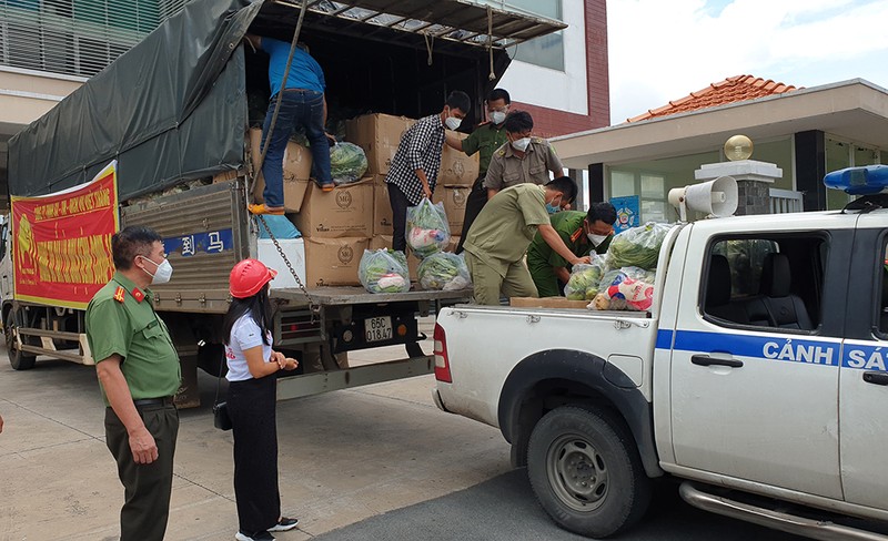 Công an quận Bình Tân tiếp nhận quà hỗ trợ và chuyển đến tận tay giúp dân - ảnh 1