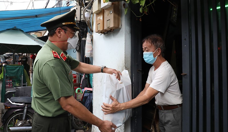 Phó Giám đốc Công an TP.HCM trao quà cho người dân khu Mả Lạng - ảnh 1