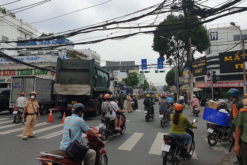 Người đàn ông bị xe rác cán chết tại giao lộ ở quận Gò Vấp - ảnh 1