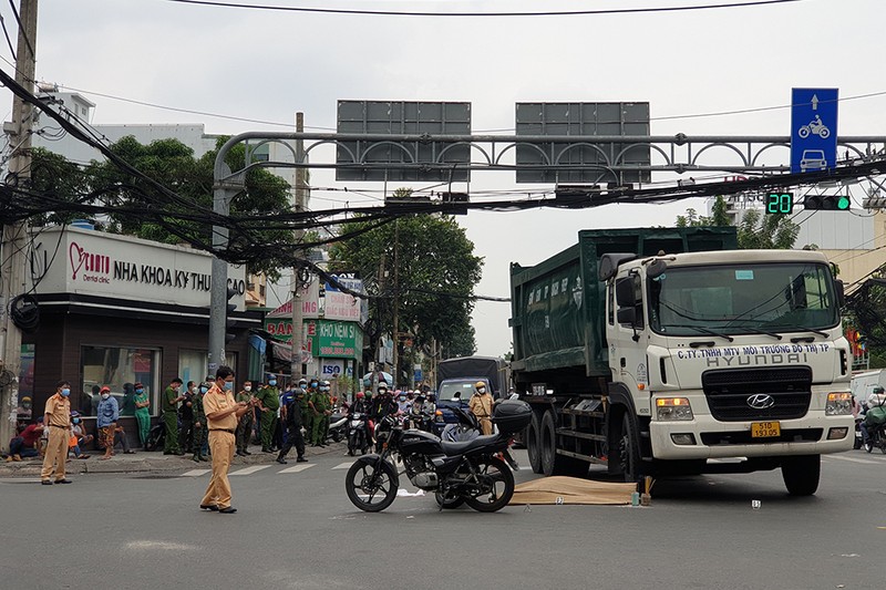 Người đàn ông bị xe rác cán chết tại giao lộ ở quận Gò Vấp - ảnh 2