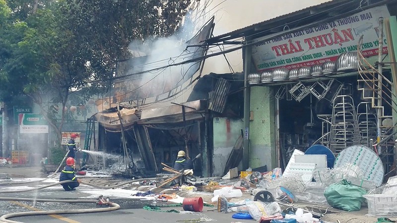 Cháy dữ dội cửa hàng đồ điện gia dụng ở quận Bình Tân - ảnh 1
