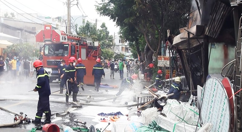 Cháy dữ dội cửa hàng đồ điện gia dụng ở quận Bình Tân - ảnh 2