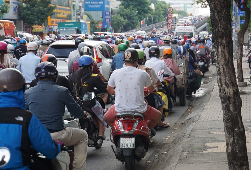 Kẹt xe, ùn ứ sáng sớm, người dân thấy vui - ảnh 9