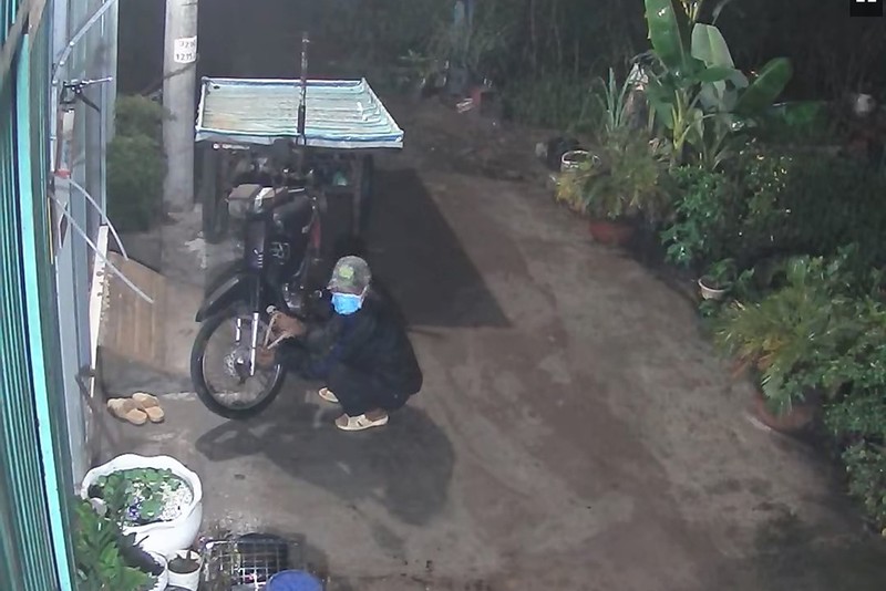 Camera ghi cảnh trộm cắt xích, nhấc xe máy lôi ở Bình Chánh - ảnh 1