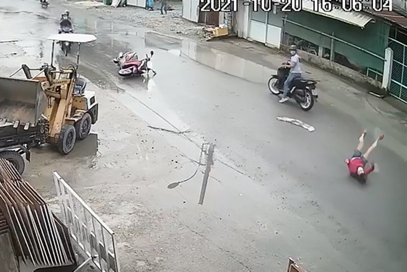 2 kẻ cướp giật kéo lê cô gái giữa đường ở Hóc Môn  - ảnh 2