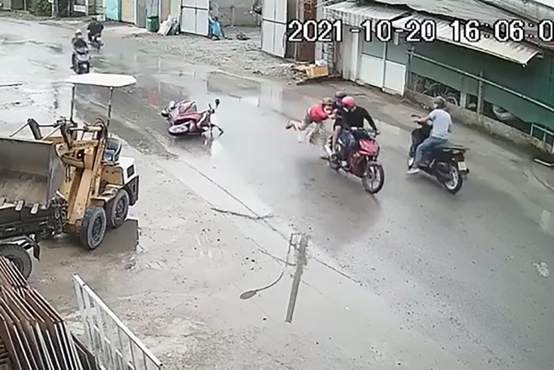 2 kẻ cướp giật kéo lê cô gái giữa đường ở Hóc Môn  - ảnh 1