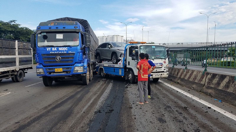 Truy tìm xe làm đổ bùn ra Quốc lộ 1 gây tai nạn giữa 2 ô tô - ảnh 2