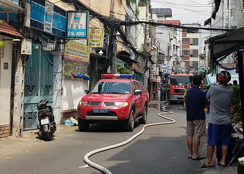 Cháy nhà 3 tầng kèm các tiếng nổ ở quận 10 - ảnh 2