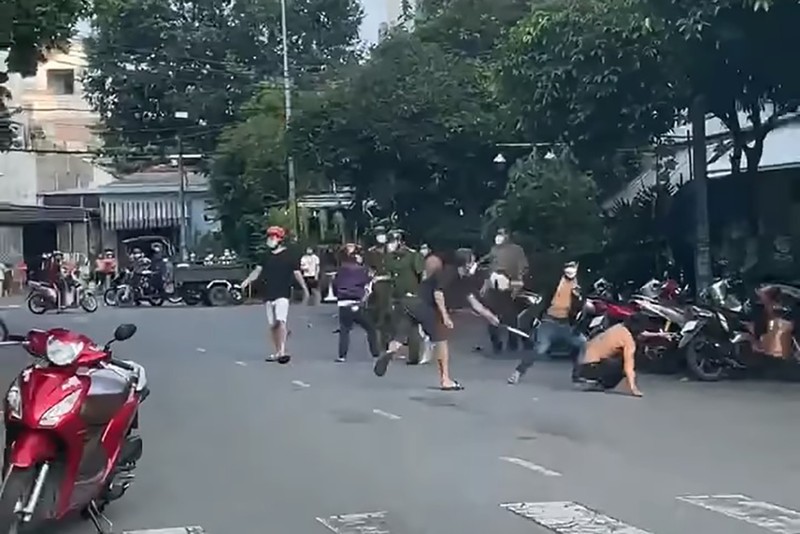 Nguyên nhân vụ hỗn chiến ngay trước mặt công an ở quận Tân Phú - ảnh 2