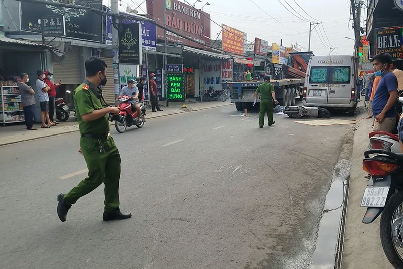 Sau va chạm và ngã ra đường, nam thanh niên bị xe đầu kéo tông trúng - ảnh 1