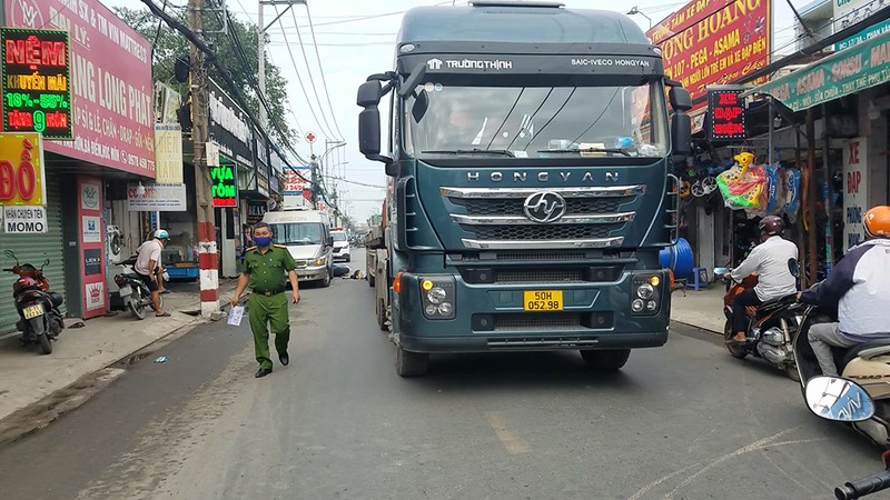 Sau va chạm và ngã ra đường, nam thanh niên bị xe đầu kéo tông trúng - ảnh 3