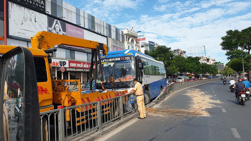 Gò Vấp: Xe đưa rước nhân viên tông văng dải phân cách - ảnh 1