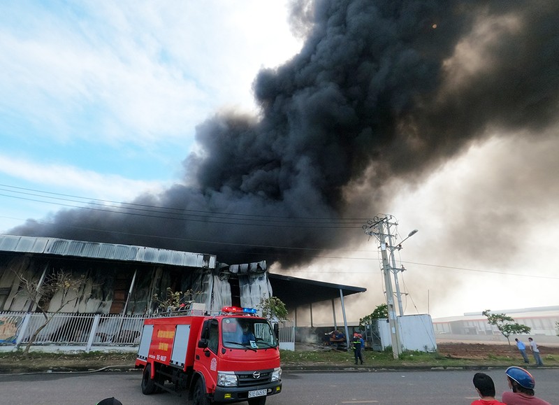 Cháy dữ dội sau tiếng nổ lớn ở KCN Tân Phú Trung - ảnh 9