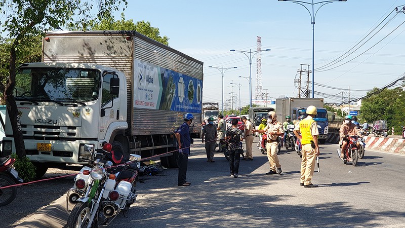 Tông liên hoàn, xe tải cán chết cô gái trẻ ở Bình Tân - ảnh 1