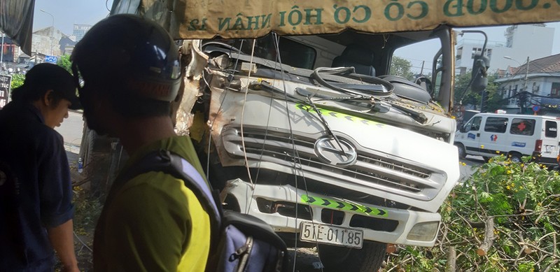 Xe chở rác tông gãy cây xanh, lao vào nhà dân ở quận 8 - ảnh 2