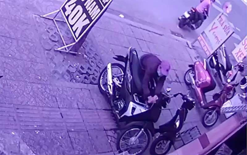 Camera ghi cảnh kẻ trộm xe máy vung tay hành hung nạn nhân - ảnh 1
