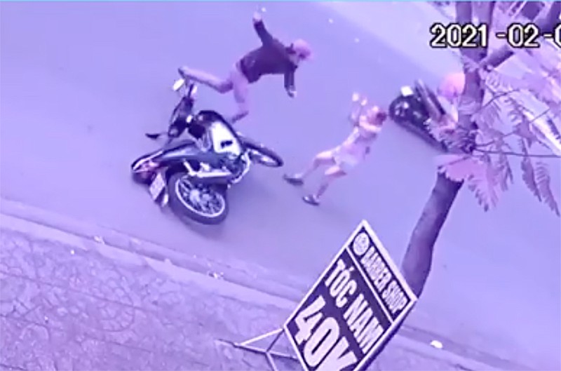 Camera ghi cảnh kẻ trộm xe máy vung tay hành hung nạn nhân - ảnh 2