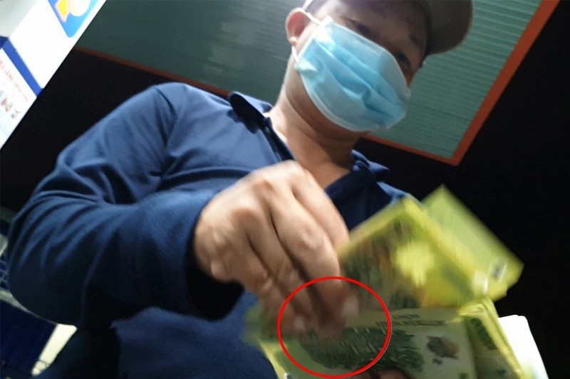 Công an TP Thủ Đức tìm bị hại vụ nhân viên cây xăng ‘móc túi’ - ảnh 1