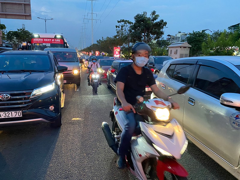 Ngã tư Phan Văn Trị - Phạm Văn Đồng ùn ứ trong giờ cao điểm - ảnh 4