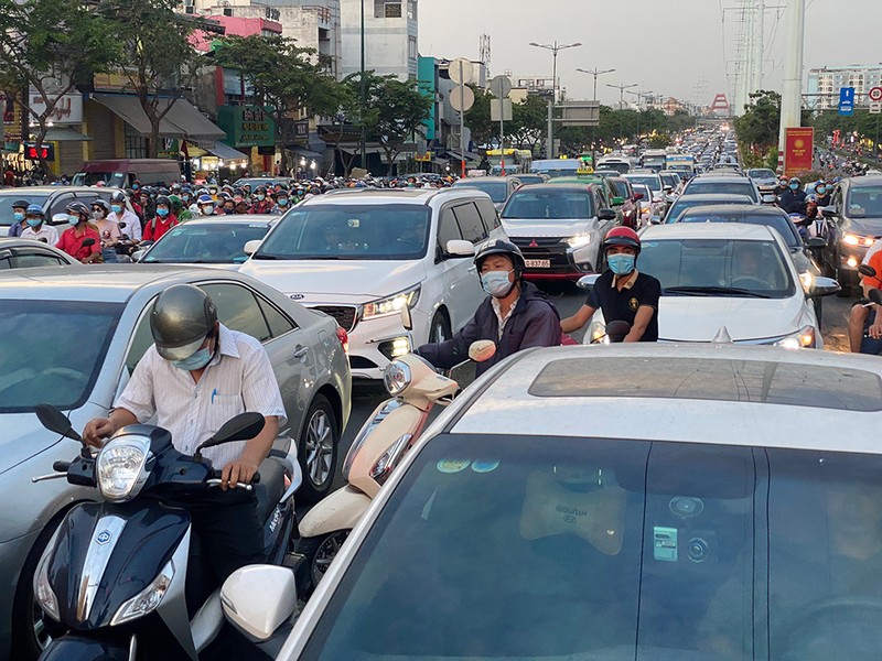 Ngã tư Phan Văn Trị - Phạm Văn Đồng ùn ứ trong giờ cao điểm - ảnh 3