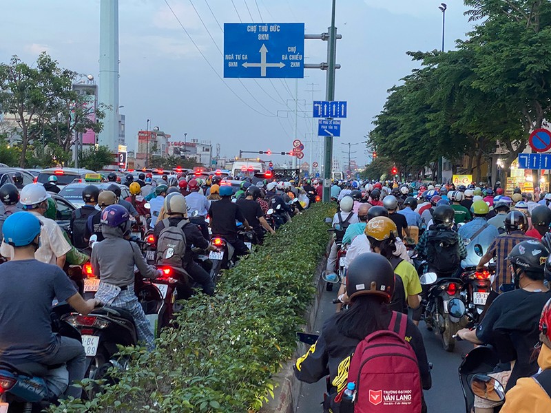 Ngã tư Phan Văn Trị - Phạm Văn Đồng ùn ứ trong giờ cao điểm - ảnh 5