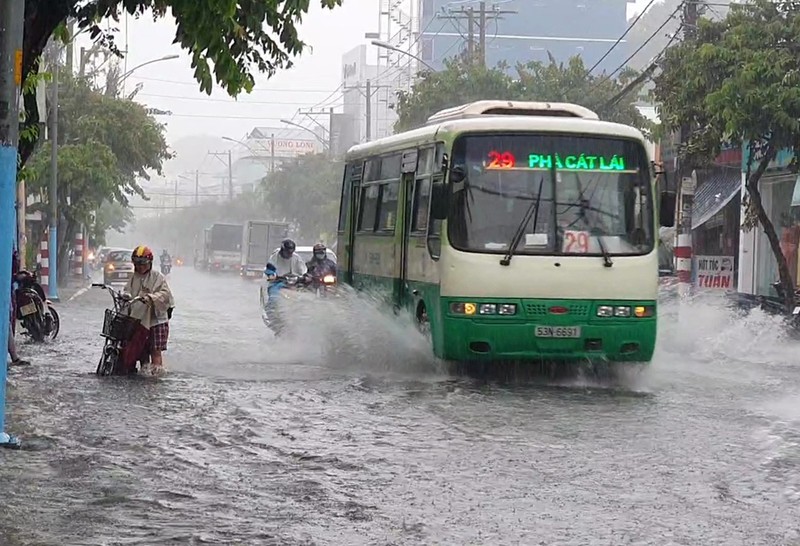 Mưa lớn, nước chảy xiết, đường biến thành sông ở TP Thủ Đức - ảnh 7