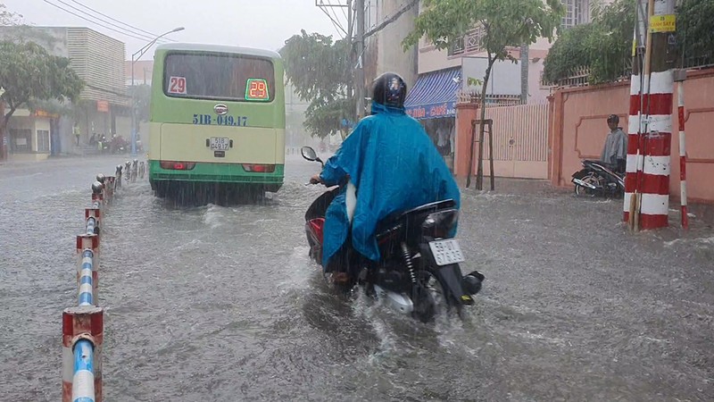 Mưa lớn, nước chảy xiết, đường biến thành sông ở TP Thủ Đức - ảnh 8