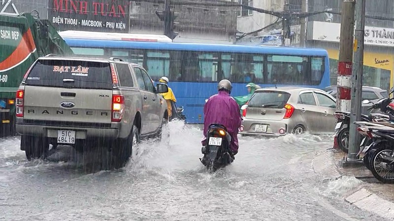 Mưa lớn, nước chảy xiết, đường biến thành sông ở TP Thủ Đức - ảnh 5