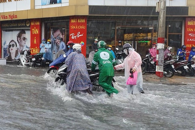 Mưa lớn, nước chảy xiết, đường biến thành sông ở TP Thủ Đức - ảnh 6