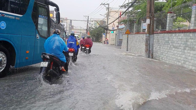 Mưa lớn, nước chảy xiết, đường biến thành sông ở TP Thủ Đức - ảnh 1