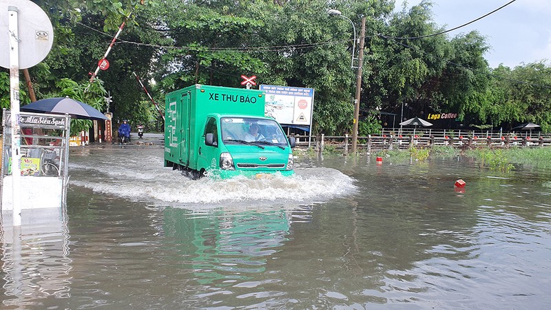 Mưa lớn, nước chảy xiết, đường biến thành sông ở TP Thủ Đức - ảnh 13