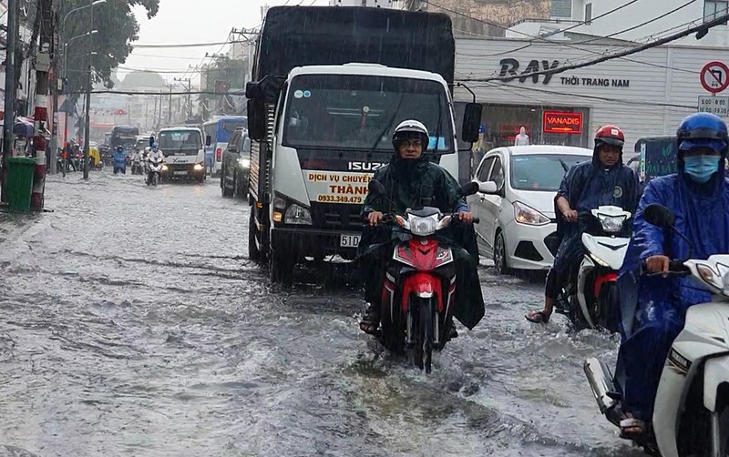 Mưa lớn, nước chảy xiết, đường biến thành sông ở TP Thủ Đức - ảnh 12