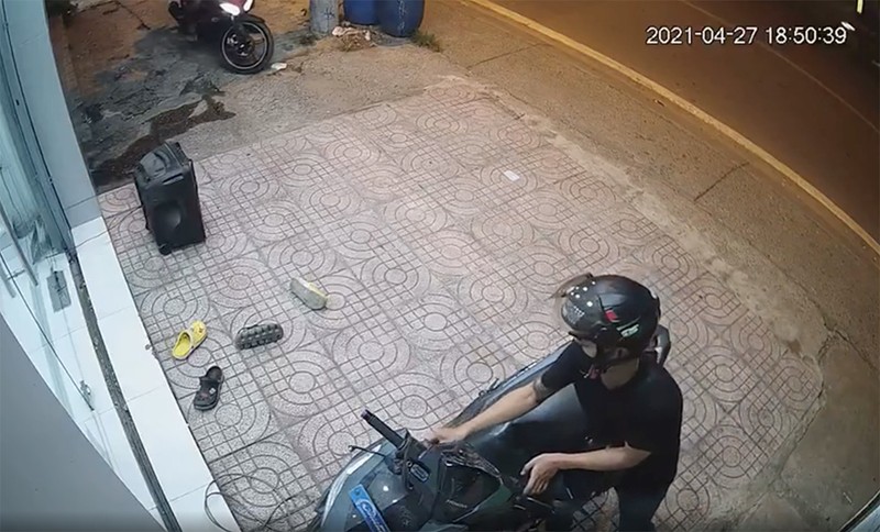 Người đàn ông lao xe máy vào kẻ trộm xe ở TP Thủ Đức - ảnh 1