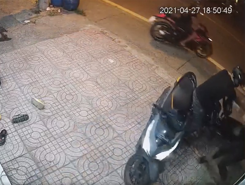 Người đàn ông lao xe máy vào kẻ trộm xe ở TP Thủ Đức - ảnh 2