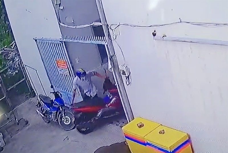 Camera ghi cảnh kẻ trộm thản nhiên dắt xe máy trong phòng trọ  - ảnh 3