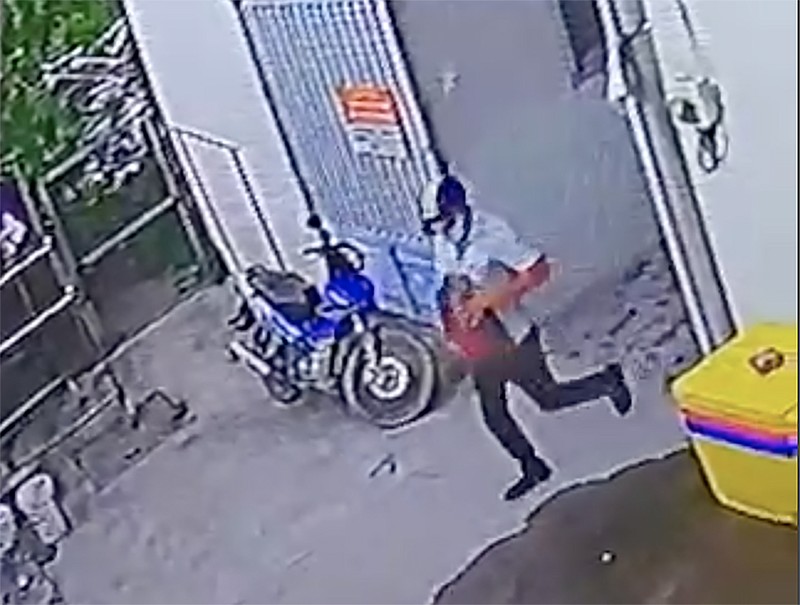 Camera ghi cảnh kẻ trộm thản nhiên dắt xe máy trong phòng trọ  - ảnh 2