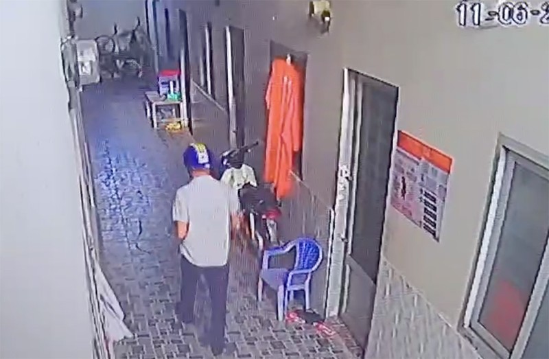 Camera ghi cảnh kẻ trộm thản nhiên dắt xe máy trong phòng trọ  - ảnh 1