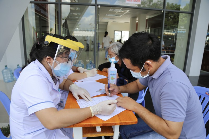Quận Bình Thạnh tiêm vaccine cho 200 thành viên tổ COVID-19 cộng đồng - ảnh 3