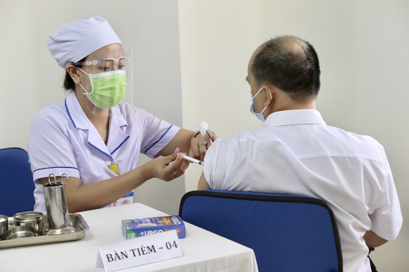 Quận Bình Thạnh tiêm vaccine cho 200 thành viên tổ COVID-19 cộng đồng - ảnh 9