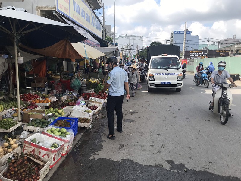 Thực hiện Chỉ thị 10: Nỗ lực tạm ngừng chợ tự phát ở quận Bình Thạnh - ảnh 4