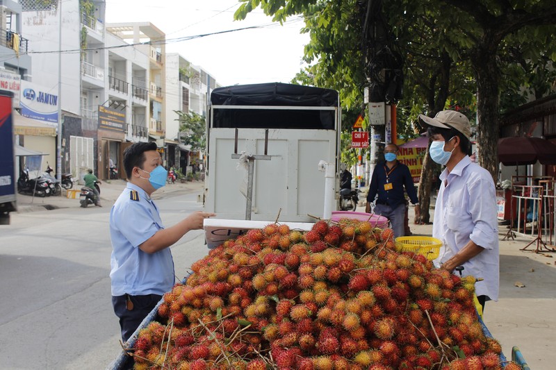 Thực hiện Chỉ thị 10: Nỗ lực tạm ngừng chợ tự phát ở quận Bình Thạnh - ảnh 9