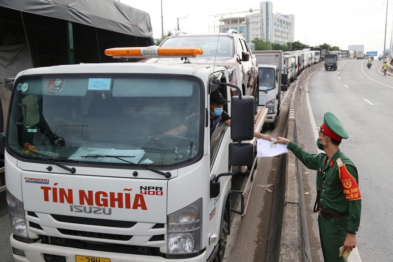 Không có giấy xét nghiệm, nhiều người phải quay đầu tại chốt kiểm dịch - ảnh 5