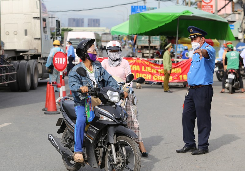 Không có giấy xét nghiệm, nhiều người phải quay đầu tại chốt kiểm dịch - ảnh 1