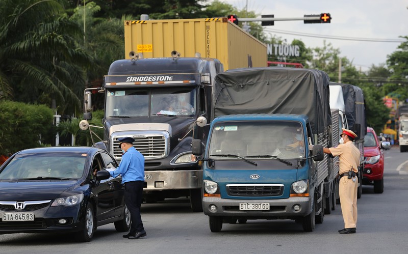 Không có giấy xét nghiệm, nhiều người phải quay đầu tại chốt kiểm dịch - ảnh 7