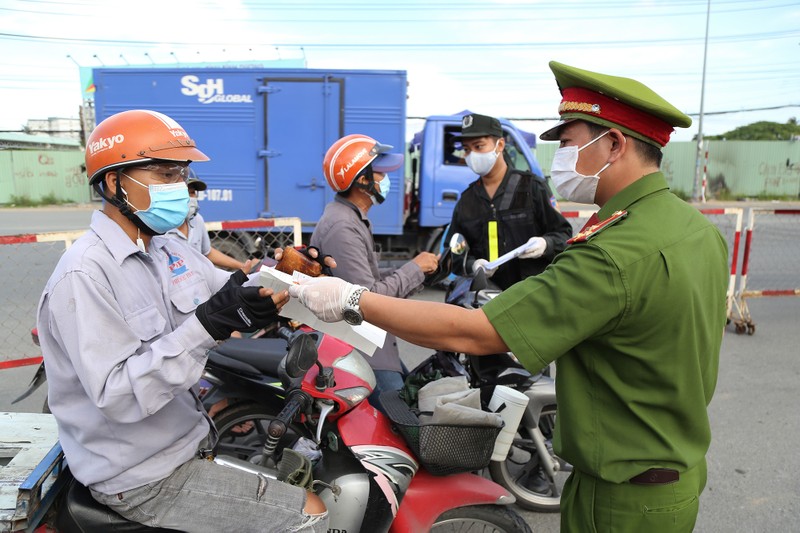 Không có giấy xét nghiệm, nhiều người phải quay đầu tại chốt kiểm dịch - ảnh 11