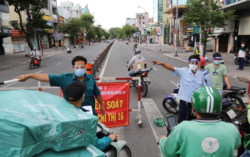 Chở con đi dạo, bị CSGT xử phạt lỗi ra đường không cần thiết - ảnh 14